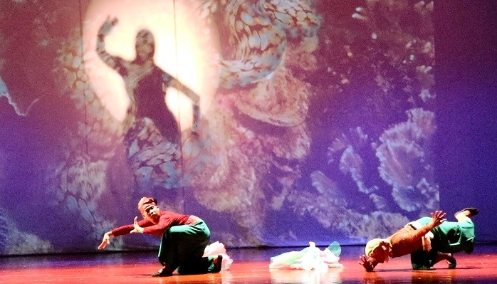 The choreography uses projected images of underwater creatures superimposed with a dancing sillhouette of an underwater spirit as dancers portray the movements of underwater creatures and fisherfolk. The dance utilizes tauti or male movements that replicate the rigors of catching sea catfish.  The piece was part of Water Symphony, the AlunAlun Dance Company's concert in many Asian countries as well as the Philippines in 2016-17. 